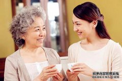妇女是难产，婆婆正在为成年人祈祷。孩子出生