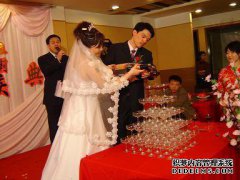 孩子们喜欢和孩子结婚，义务指示婚礼仪式，家
