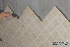 如何处理墙上不合格房屋前的集成墙安装？