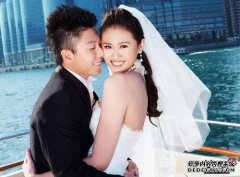 李小鹏和他的妻子李安琪每天都在窃窃私语