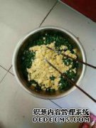 没有必要制作简单的面条，一种吃洋葱和鸡蛋的
