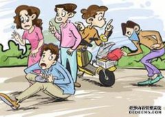老人靠在旧仪表上骚扰这位老太太，许多年轻人