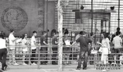 突然，美国大使馆再次受到轰炸，政府官员立即