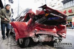 这辆车“坠毁”并杀死了两对夫妇。这家人要求
