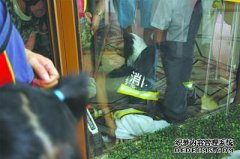 酒店的100磅重的门突然倒塌，男孩被拍摄和安置