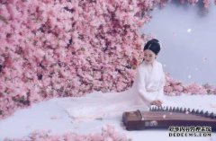 《剑与侠》的背景音乐不带歌词，非常明亮的音