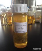 哪种类型的油用于改善聚酯纤维的表面粗糙度？