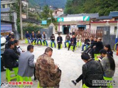 易家沟镇很容易搬到穷人那里，要搬到新家。