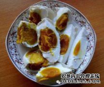 只需浸泡7天，您就可以吃咸鸭蛋和旧食谱。