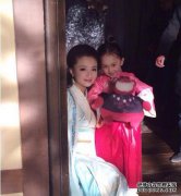 “小月亮”和星星合影留念成龙拥抱他