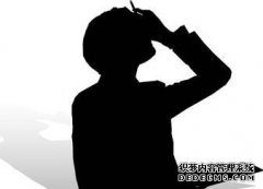 他们在上学的路上奋斗。他们缺少食物和衣服，